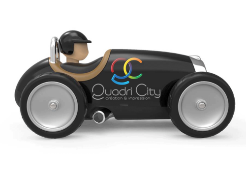 Cover de véhicule sur un jouet avec le logo Quadri City